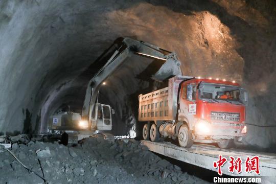 成昆铁路复线四川境内贯通首座特长隧道